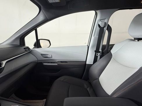 Used 2023 Toyota Sienna XSE image 19