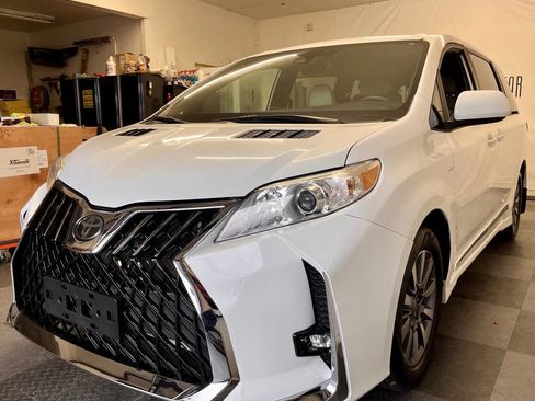 Used 2020 Toyota Sienna LE w/ LE Preferred Package image 7