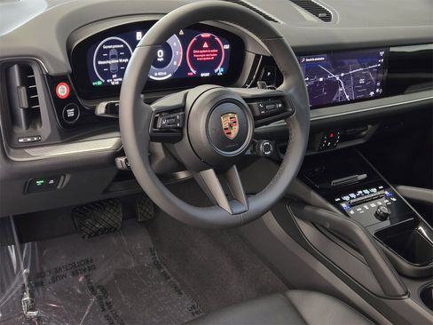 Used 2025 Porsche Cayenne Base image 5
