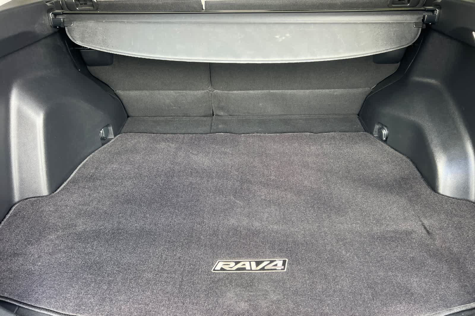 Used 2022 Toyota RAV4 XLE AWD/4WD image 16