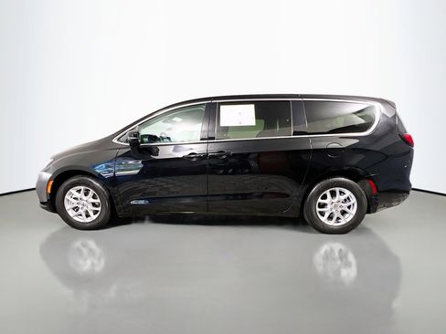 Used 2024 Chrysler Pacifica Touring-L image 9