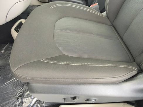 Used 2022 Chrysler Voyager LX FWD image 6