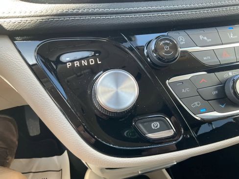 Used 2022 Chrysler Pacifica Touring-L FWD image 11