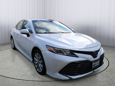 Used 2018 Toyota Camry LE image 1