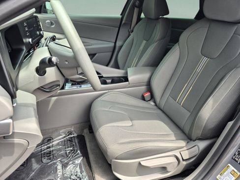 Used 2025 Hyundai Elantra Hybrid FWD image 18