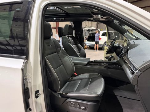 Used 2021 Cadillac Escalade ESV Sport w/ Driver Assist Tech Package AWD/4WD image 27