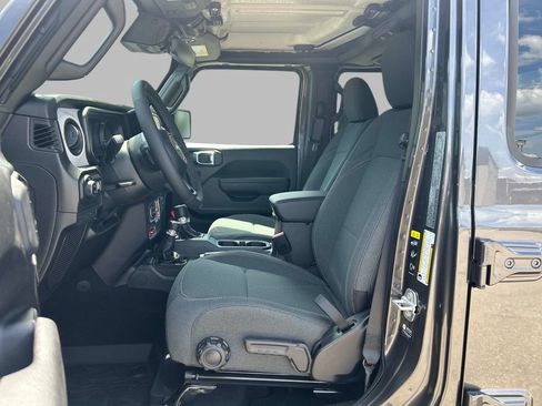 Certified 2025 Jeep Gladiator Sport AWD/4WD image 13