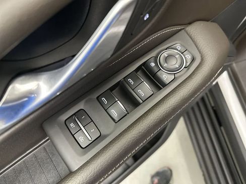 Used 2022 GMC Yukon XL Denali AWD/4WD image 17