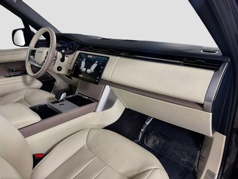 Certified 2025 Land Rover Range Rover SE AWD/4WD image 33