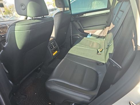 Used 2016 Volkswagen Touareg VR6 image 6