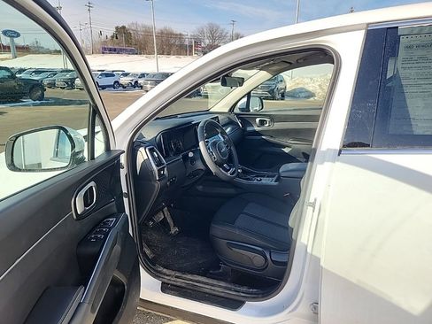 Used 2023 Kia Sorento LX image 10