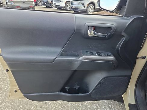 Used 2019 Toyota Tacoma TRD Off-Road AWD/4WD image 14