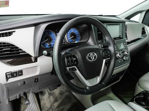 Used 2018 Toyota Sienna XLE w/ XLE Navigation Package FWD image 4