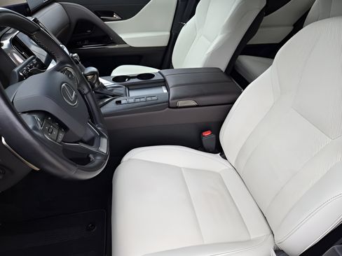 Used 2023 Lexus LX 600 4WD w/ Appearance Package image 9