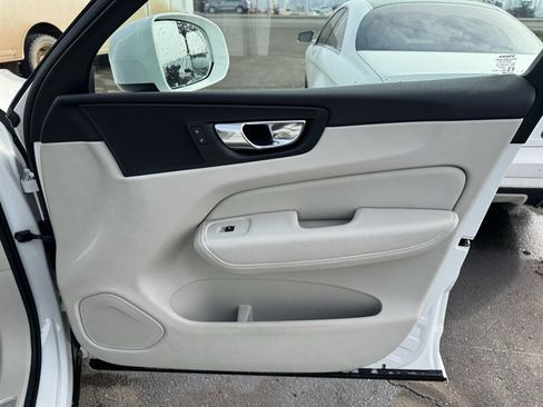 Used 2022 Volvo XC60 B5 Momentum image 23