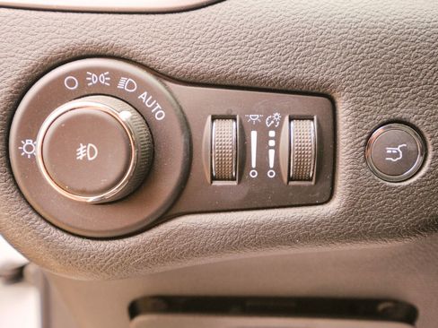 Used 2022 Jeep Cherokee Latitude Lux w/ Sun & Sound Group image 38