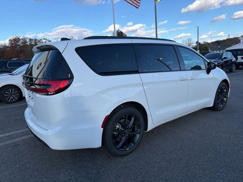 New 2026 Chrysler Pacifica Select w/ S Appearance Package image 3