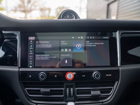 Certified 2025 Porsche Macan image 12