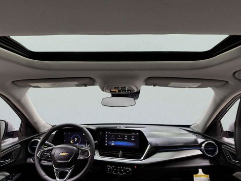 Used 2025 Chevrolet Trax LT w/ Sunroof Package FWD image 42