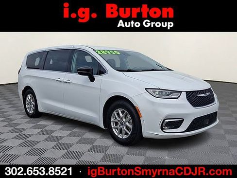 Used 2024 Chrysler Pacifica Touring-L FWD image 1