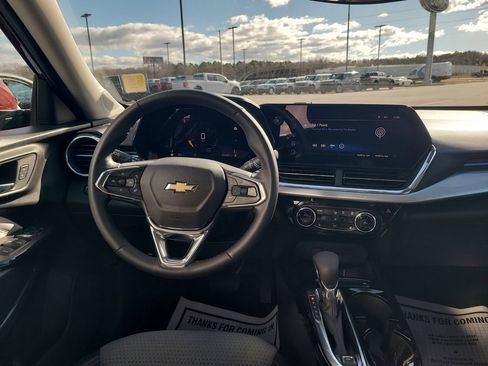 Used 2025 Chevrolet Trax LT w/ LT Convenience Package image 24