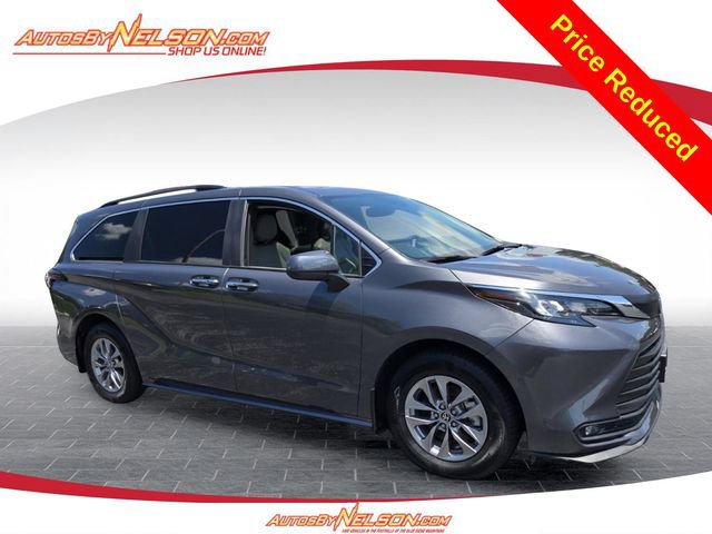Used 2025 Toyota Sienna XLE FWD image 1