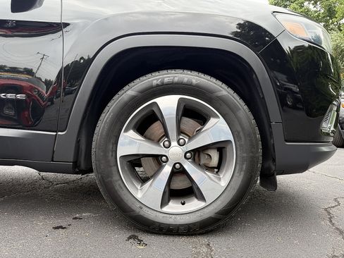 Used 2019 Jeep Cherokee Limited AWD/4WD image 9