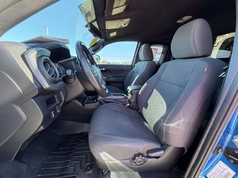 Used 2016 Toyota Tacoma TRD Sport image 16