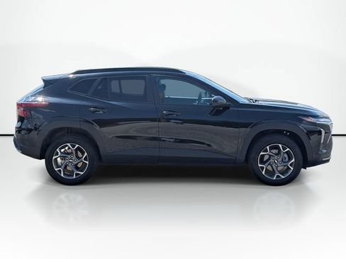 Used 2025 Chevrolet Trax LT FWD image 6