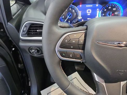 Used 2025 Chrysler Pacifica Select FWD image 17