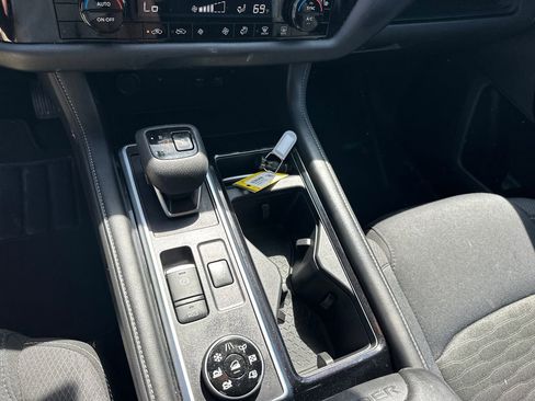 Used 2025 Nissan Pathfinder SV image 33