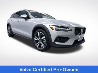 Used 2025 Volvo V60 B5 Cross Country Plus AWD/4WD video 1