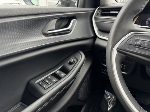 Used 2023 Jeep Grand Cherokee Laredo image 32