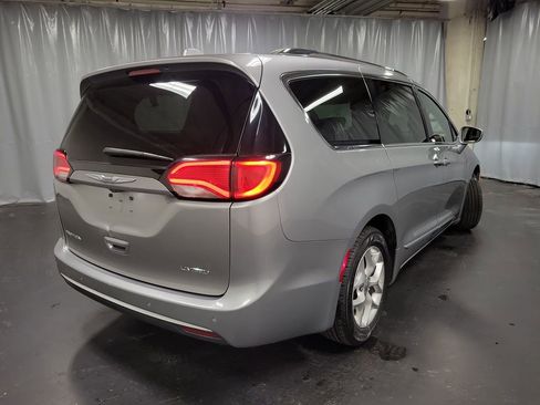 Used 2020 Chrysler Pacifica Limited image 9