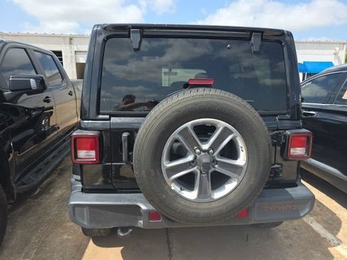 Used 2022 Jeep Wrangler Unlimited Sahara AWD/4WD image 4