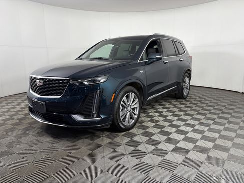 Certified 2025 Cadillac XT6 Premium Luxury image 3