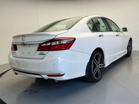 Used 2016 Honda Accord Touring image 3