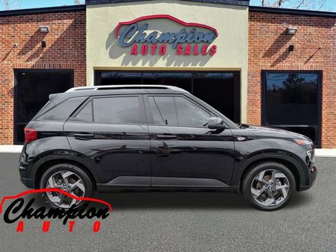 Used 2022 Hyundai Venue SEL FWD image 3