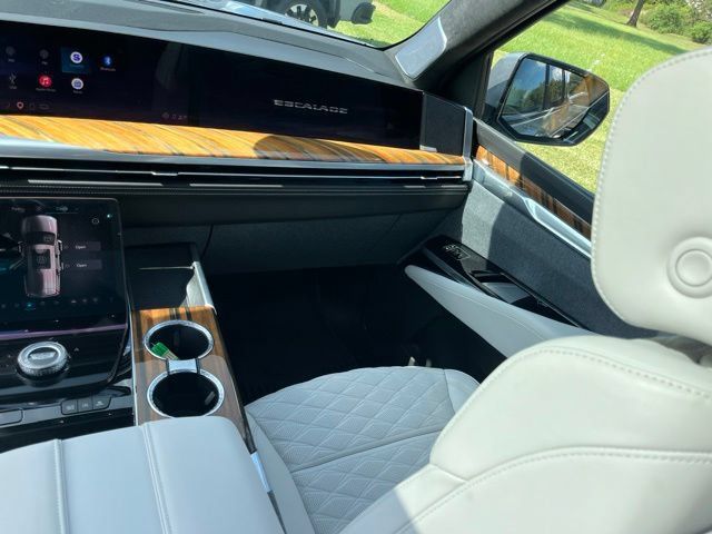 Certified 2025 Cadillac Escalade ESV Sport Platinum w/ LPO, Floor Liner Package AWD/4WD image 44