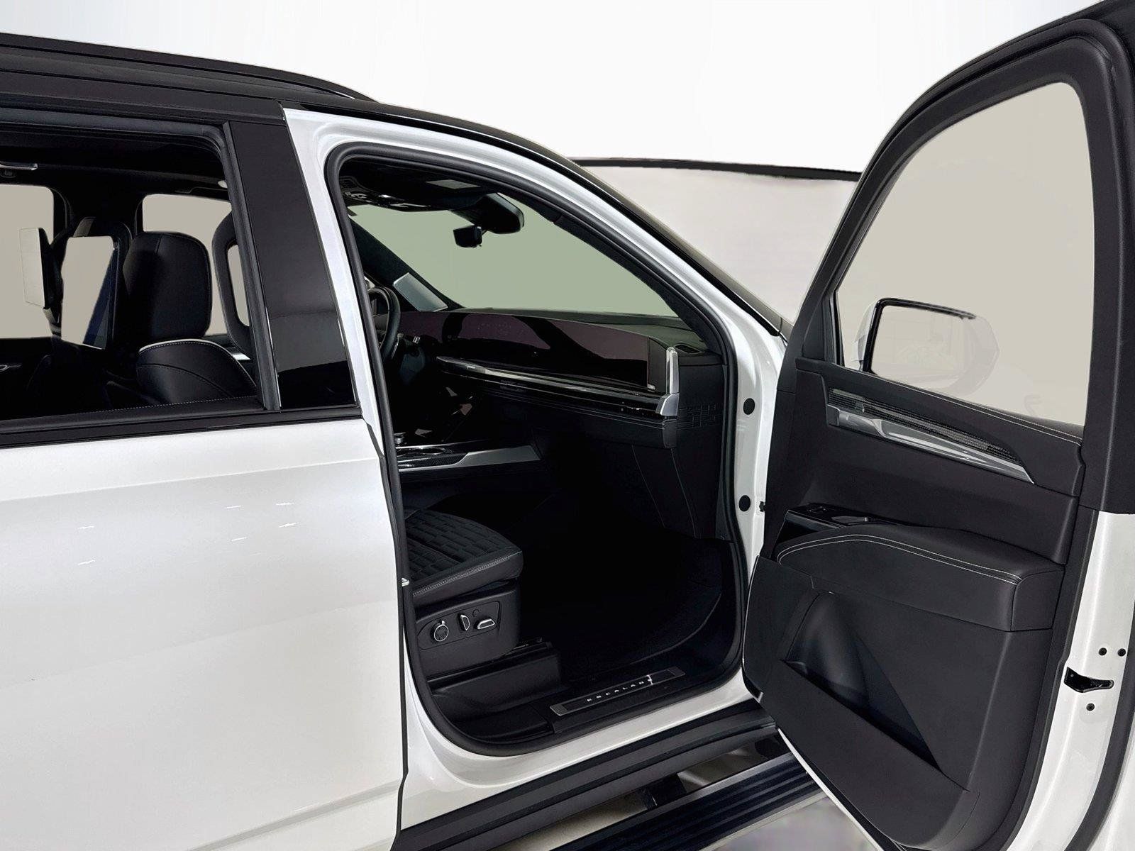 Used 2025 Cadillac Escalade V w/ LPO, ONYX Package AWD/4WD image 32