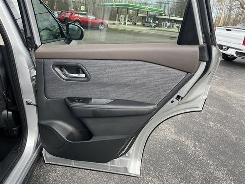 Used 2021 Nissan Rogue SV image 34