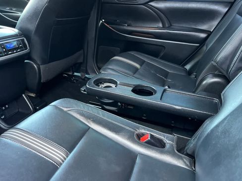Used 2018 Toyota Highlander SE FWD image 5