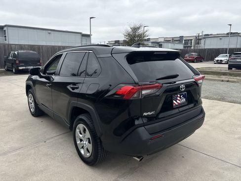 Used 2021 Toyota RAV4 LE image 4