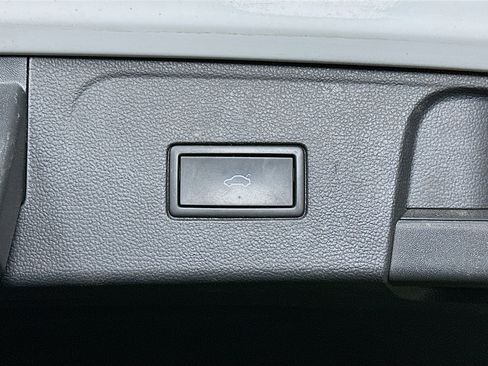 Used 2025 Volkswagen Atlas SE image 30