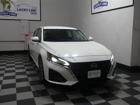 Used 2023 Nissan Altima 2.5 SV image 5