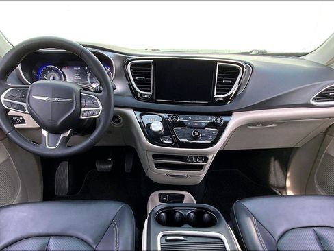 Used 2024 Chrysler Pacifica Touring-L image 13