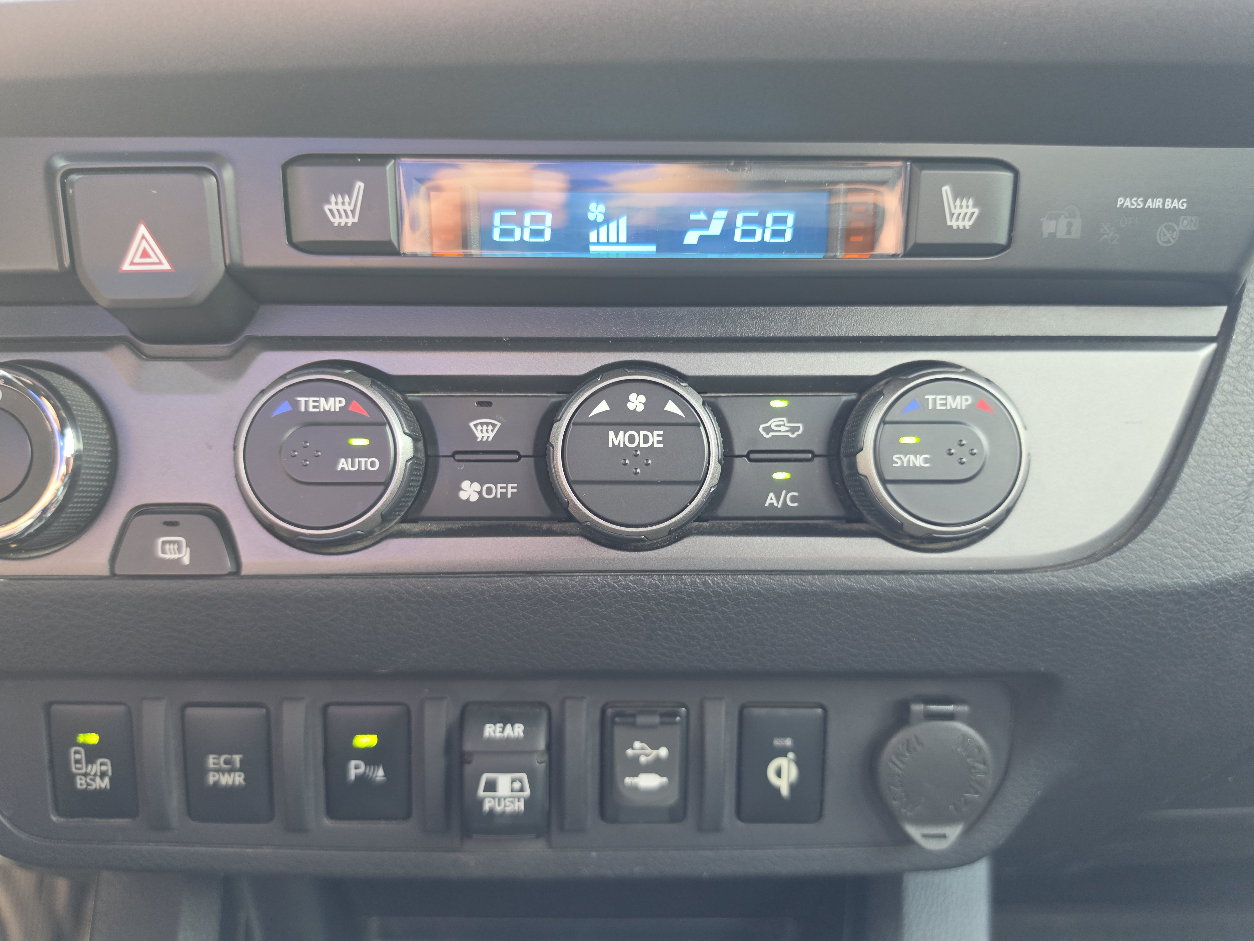Used 2019 Toyota Tacoma TRD Sport w/ TRD Premium Sport Package AWD/4WD image 29