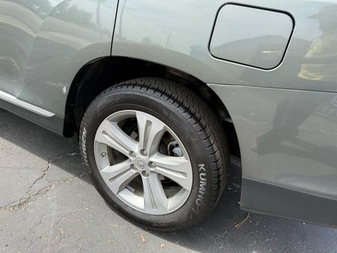 Used 2012 Toyota Highlander Limited w/ Tow Pkg AWD/4WD image 6