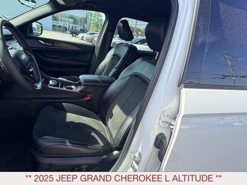 Used 2025 Jeep Grand Cherokee L Laredo AWD/4WD image 17