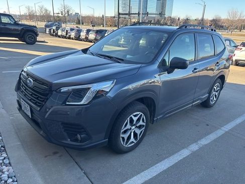 Used 2023 Subaru Forester Premium image 2